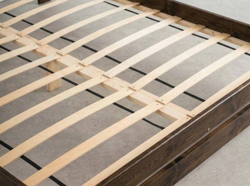 Postel z masivu 120x200 Saša ořech s roštem