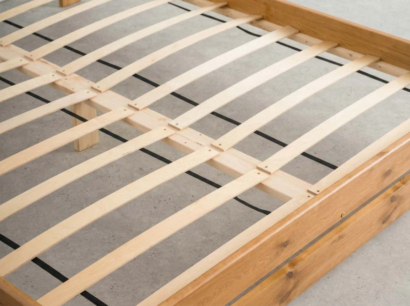 Postel z masivu 180x200 Saša olše s roštem