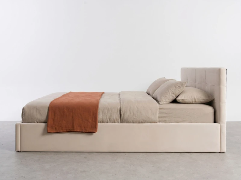 Čalouněná postel s úložným prostorem 180×200 cm Tilo Velvet – béžová