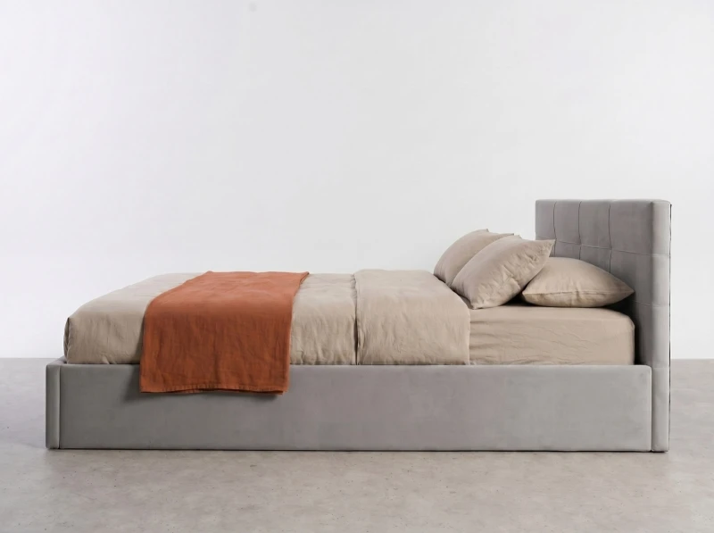 Čalouněná postel s úložným prostorem 160×200 cm Tilo Velvet – šedá